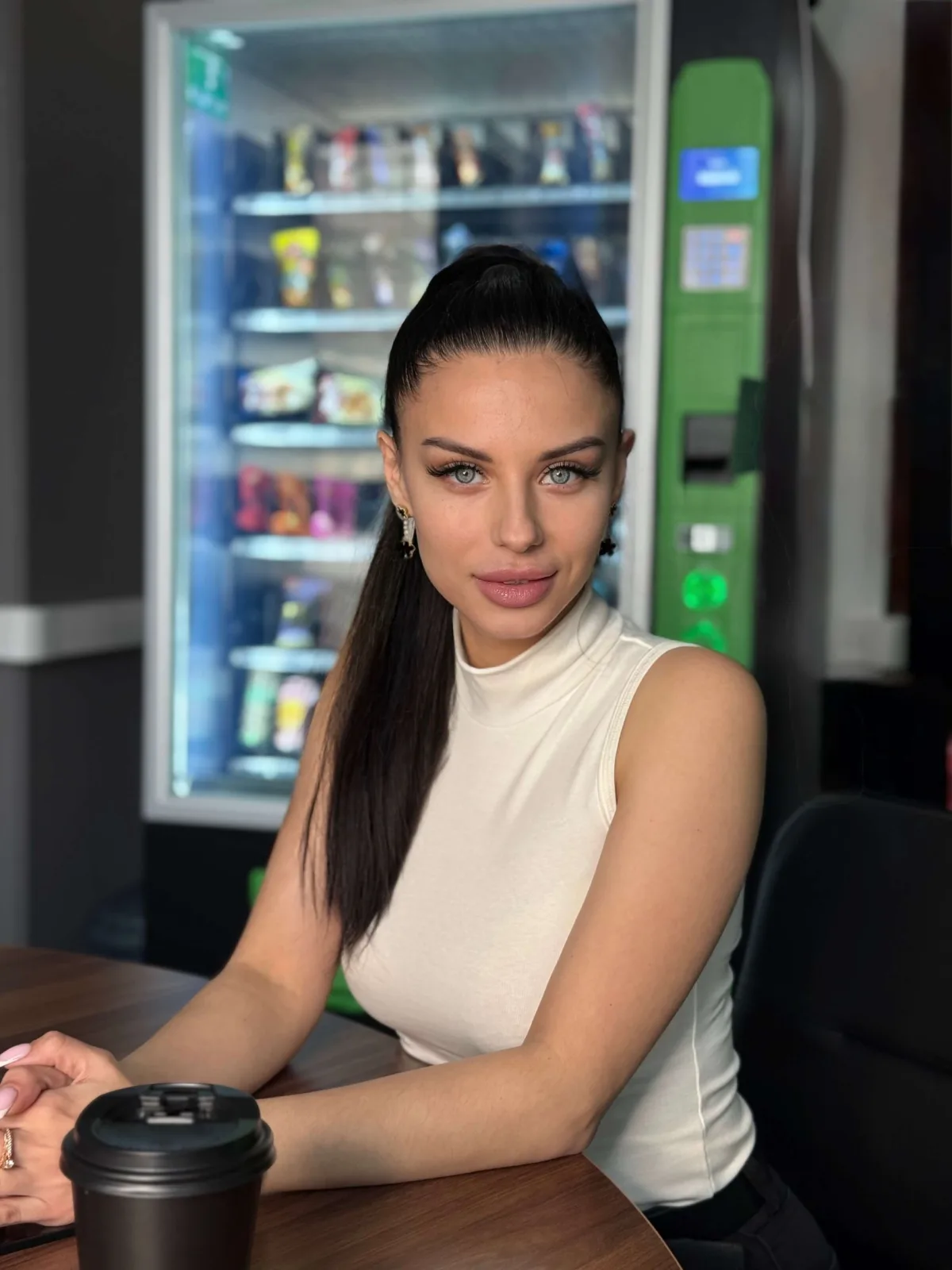 Діана — COO V12 Coffee